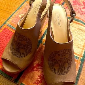 Coach Jade Beige Leather Wood Wedges Platform Sandals Shoes Logo Size 8